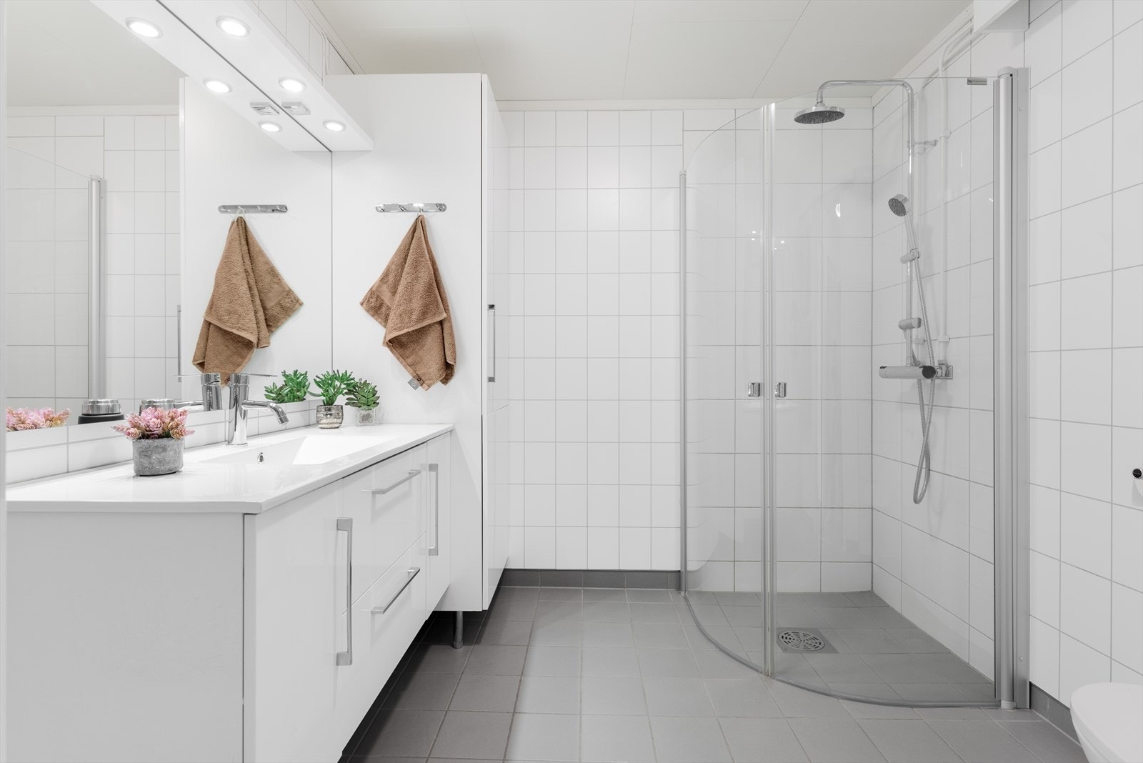 Pent bad med dusjhjørne, wc og servant med god skapplass. Galleribilde