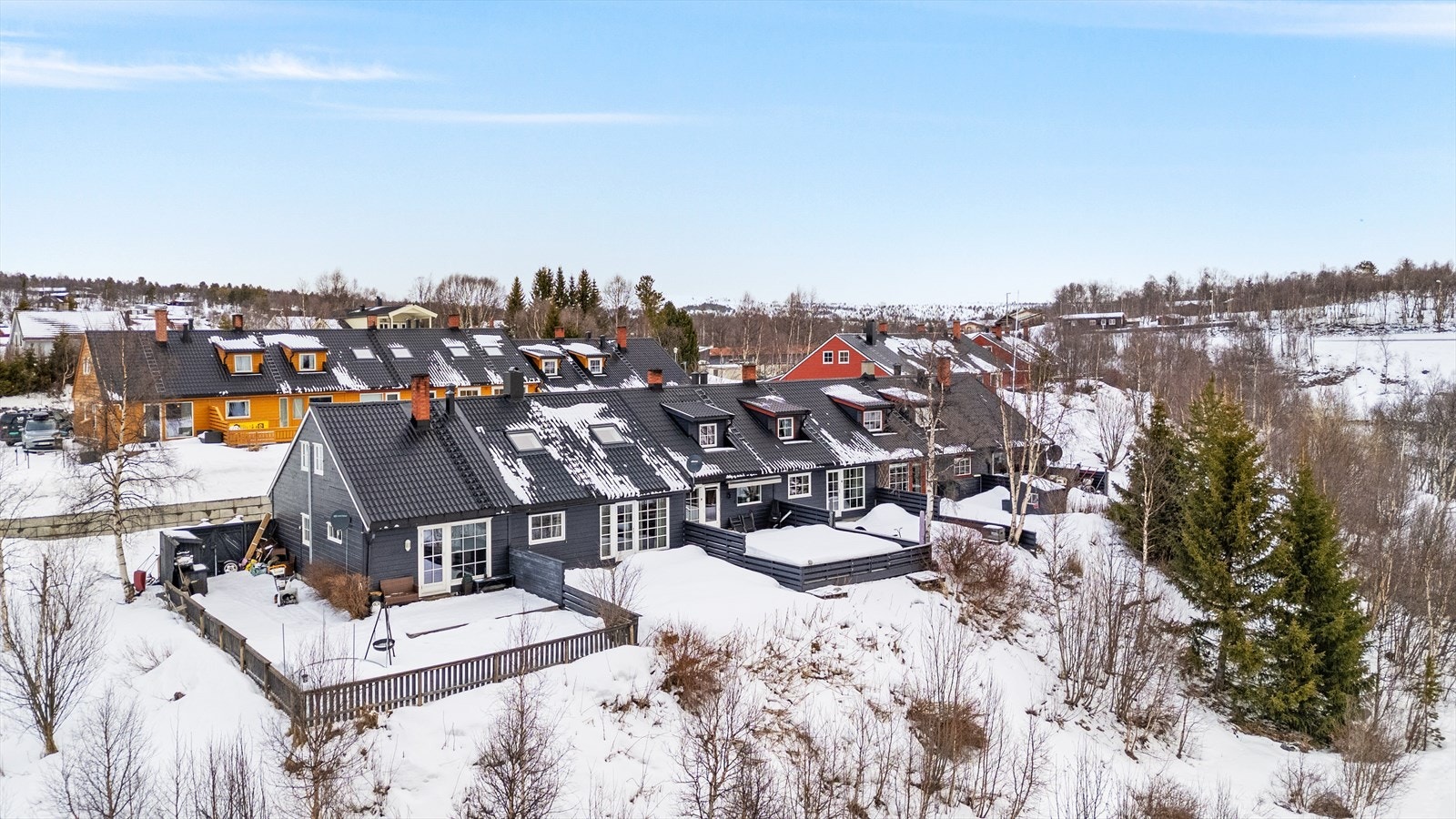 Fra stua har man utgang til terrasse og plen. Galleribilde