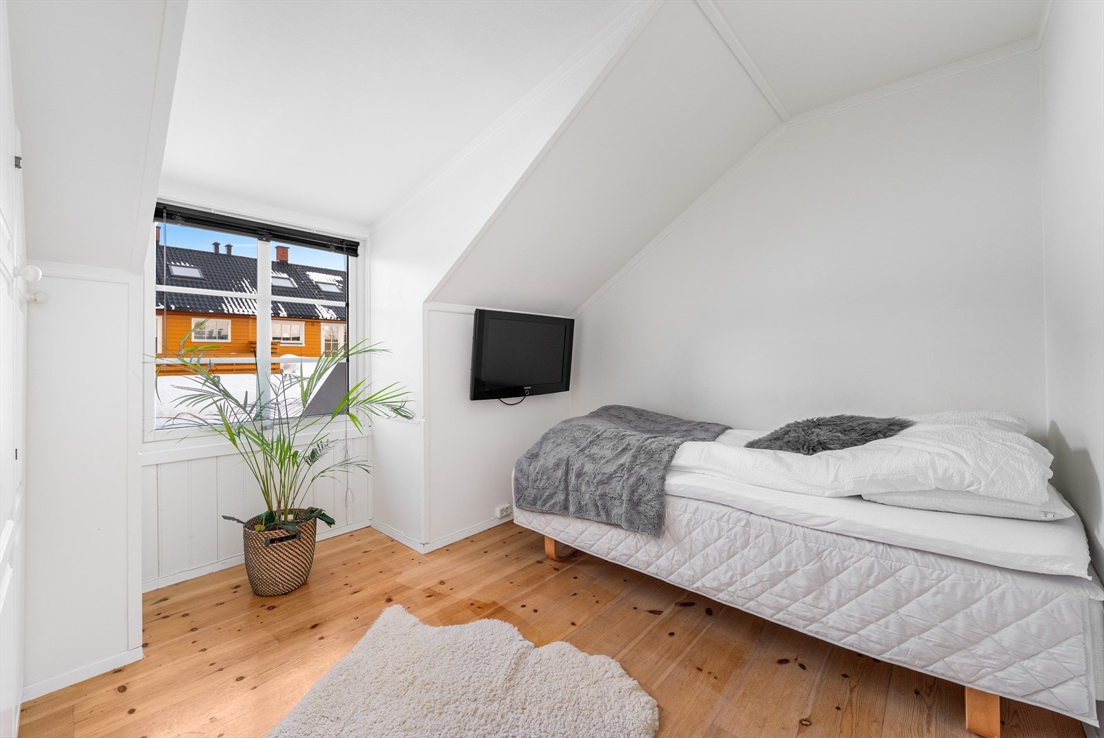 I 2. etasje er det hele tre soverom. Her vises soverom 1 i 2. etasje. Galleribilde