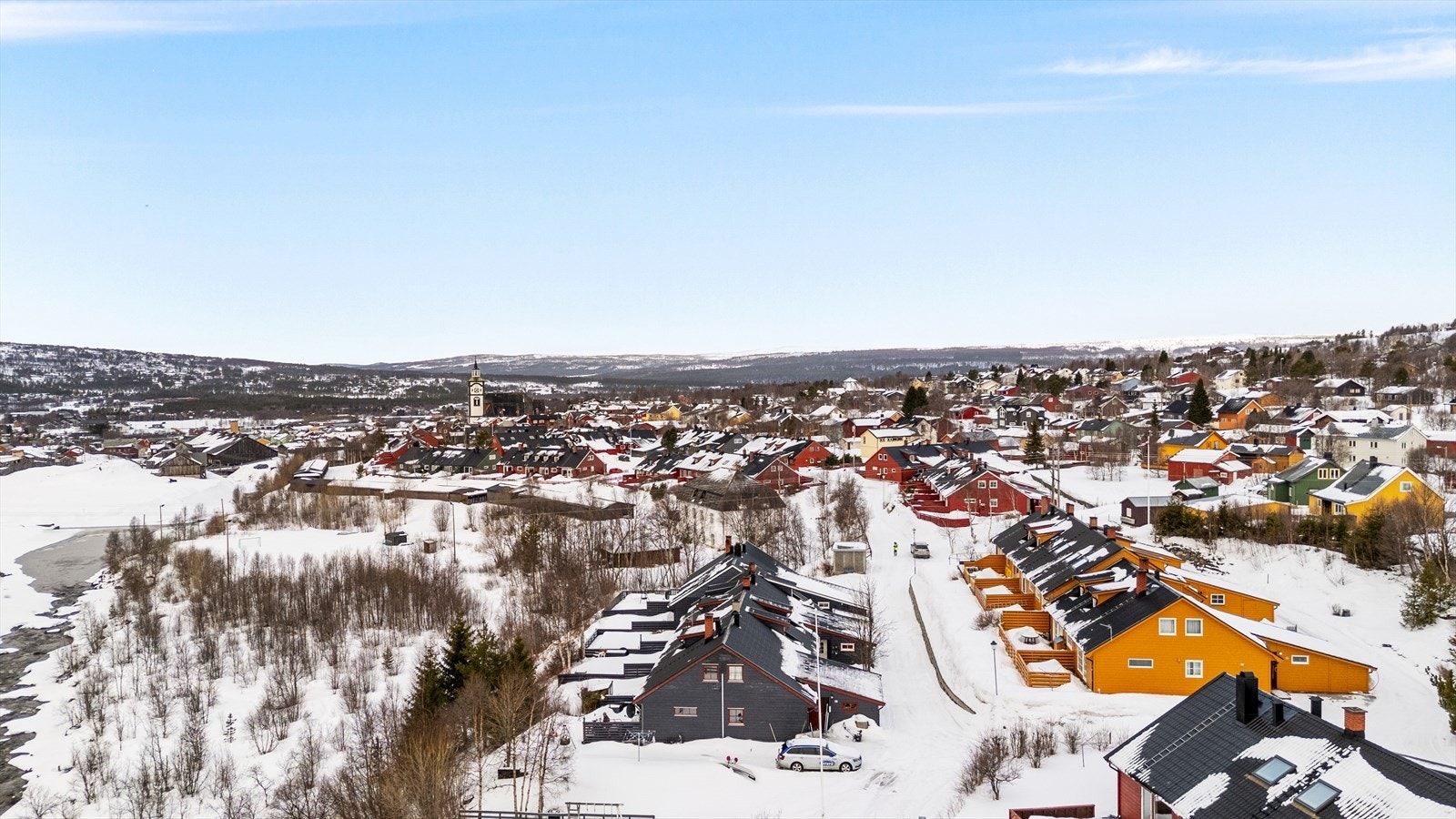 Rekkehuset har en fin beliggenhet på tun 4 på Mælan. Galleribilde