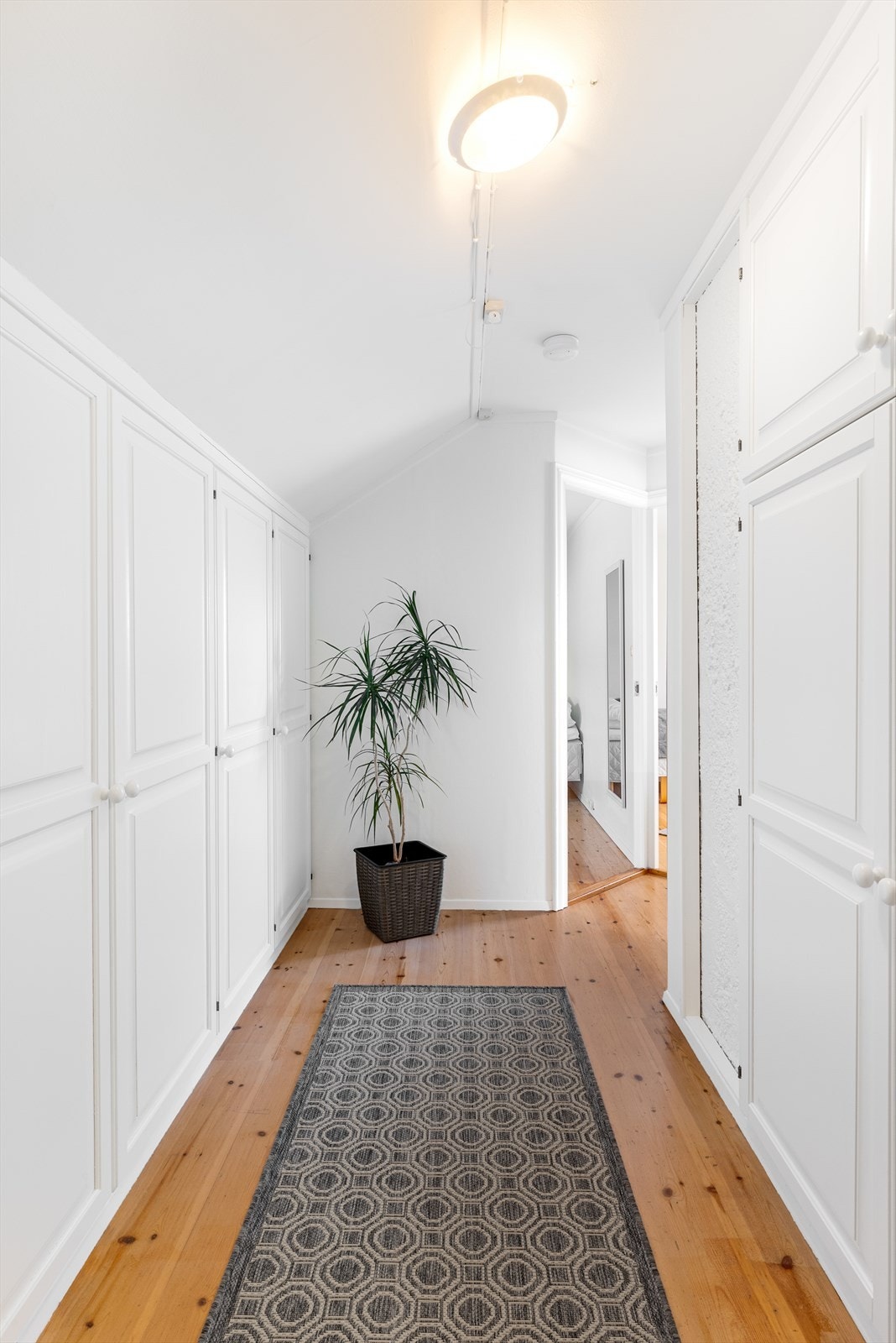 Gang 2. etasje. Legg merke til alle de plassbygde skapene. (Plassbygde skap er det også under trappa ned til 1. etasje). Galleribilde