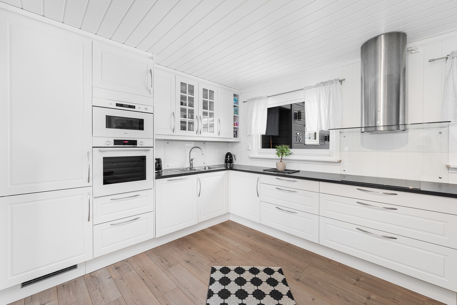 Kjøkkenet har integrerte hvitevarer. Galleribilde