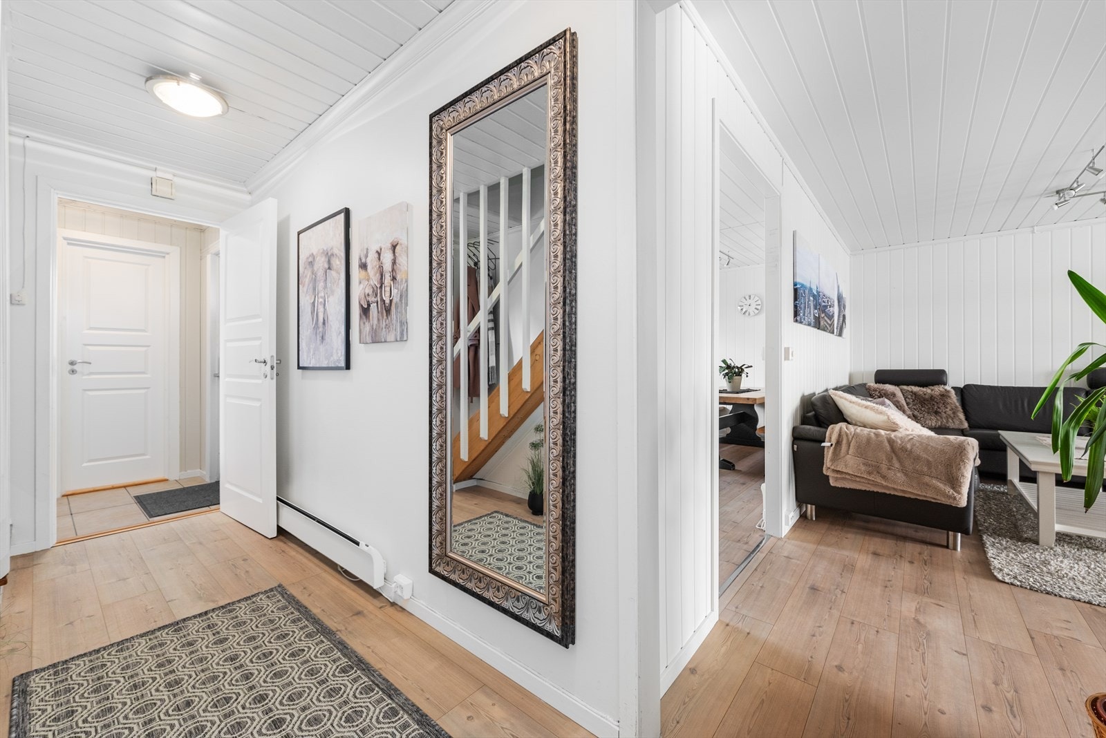 Fra gang mot stue og kjøkken. Galleribilde