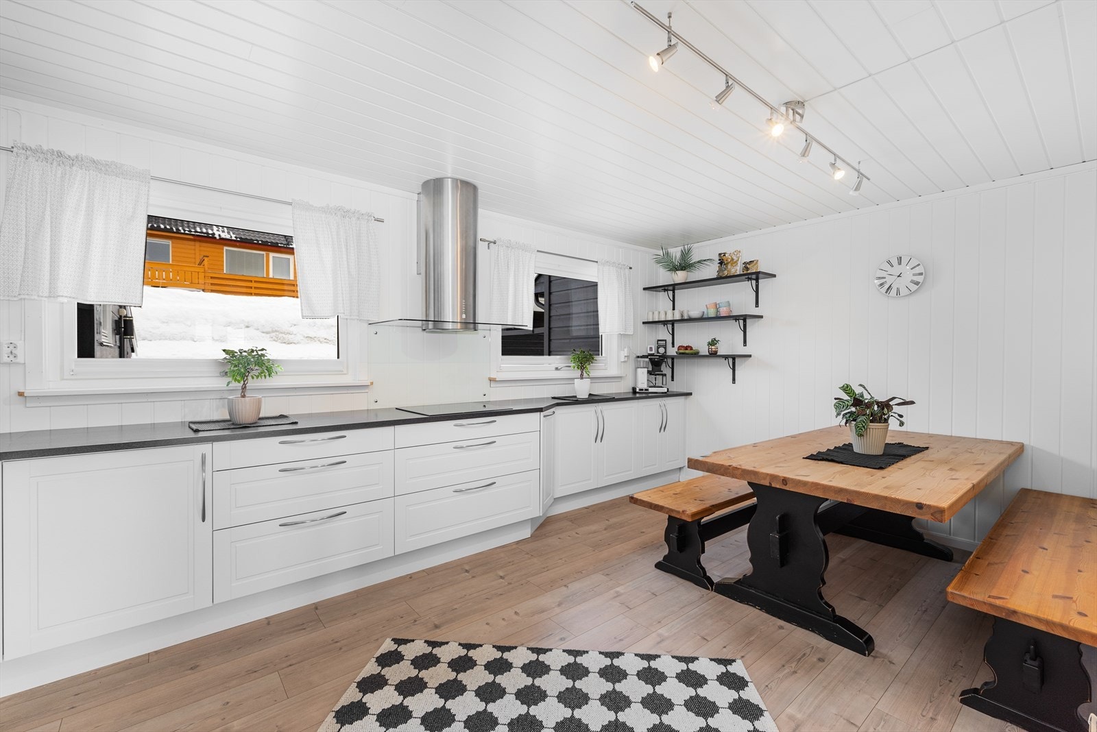 Flott kjøkken med god skap- og benkeplass. Galleribilde