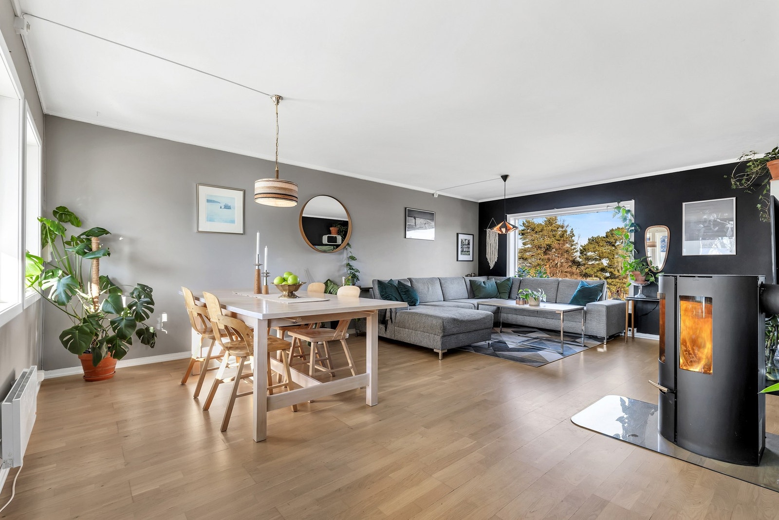 God plass til både stort spisebord og sofagruppe. Galleribilde