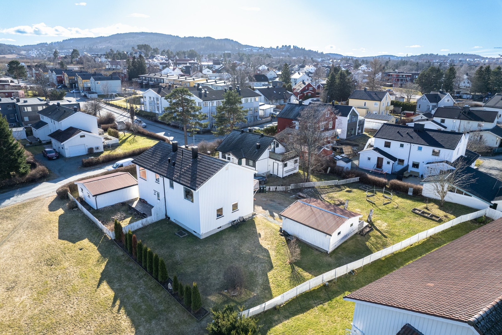 EiendomsMegler1 v/Frank Robert Bae har gleden av å presentere en flott vertikaldelt tomannsbolig beliggende på populære Charlottenlund! Galleribilde