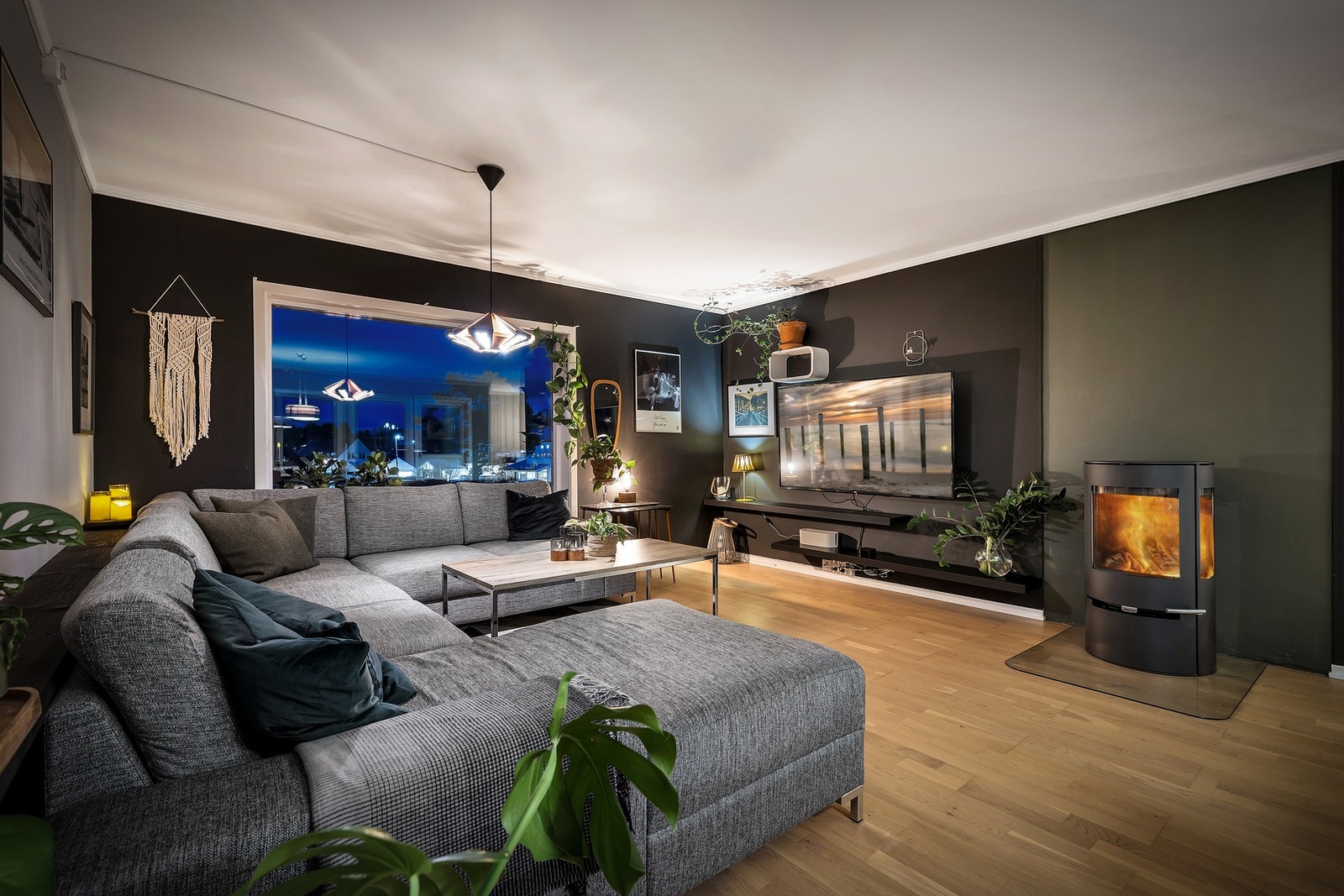 Rett utenfor det store stuevinduet grenser eiendommen til et friareal, så her slipper du å se rett inn i et nabobygg. Galleribilde