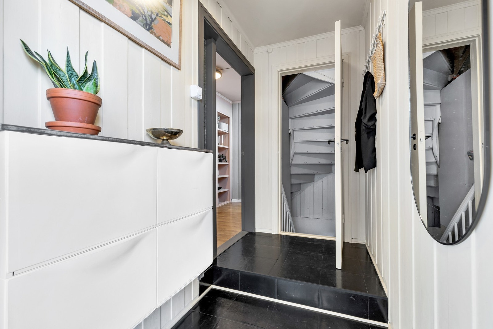 Entré sett mot trapp ned til kjeller. Ytterdøren er fra 2016. Galleribilde