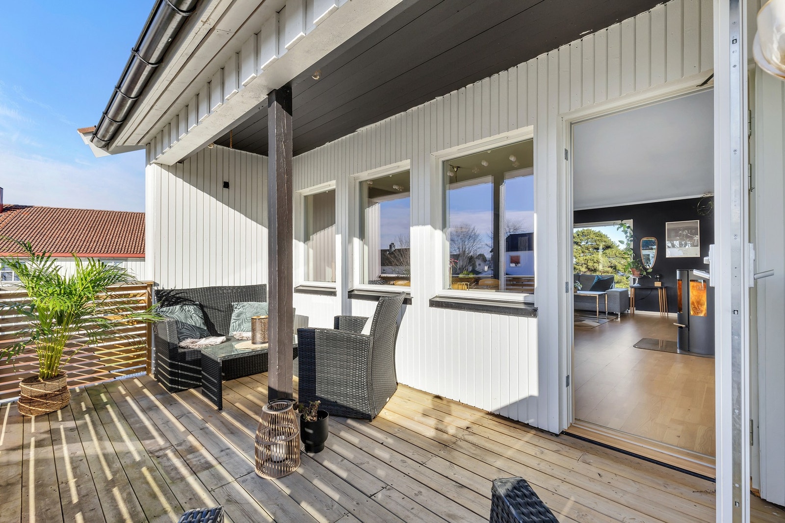 Fra stuen er det utgang til altanen som ble utvidet og rehabilitert i 2021. Galleribilde