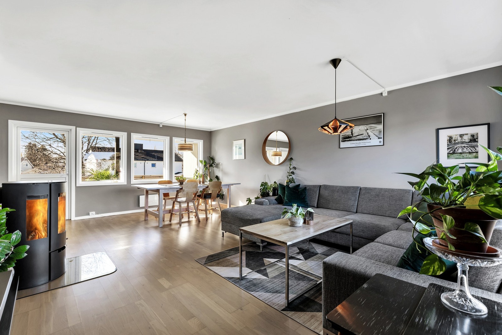 Effektiv peisovn på stue. Tidsriktige fargetoner på veggene. Galleribilde