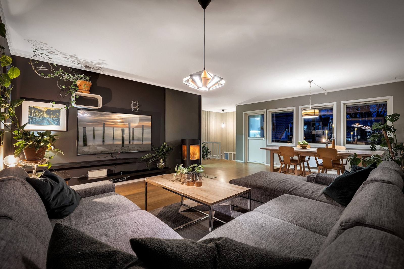 Stuen har vært gjenstand for flere oppgraderinger i perioden 2013 - 2021, bl.a gipsvegger og -tak, nytt gulv og oppmaling av vegger. Galleribilde