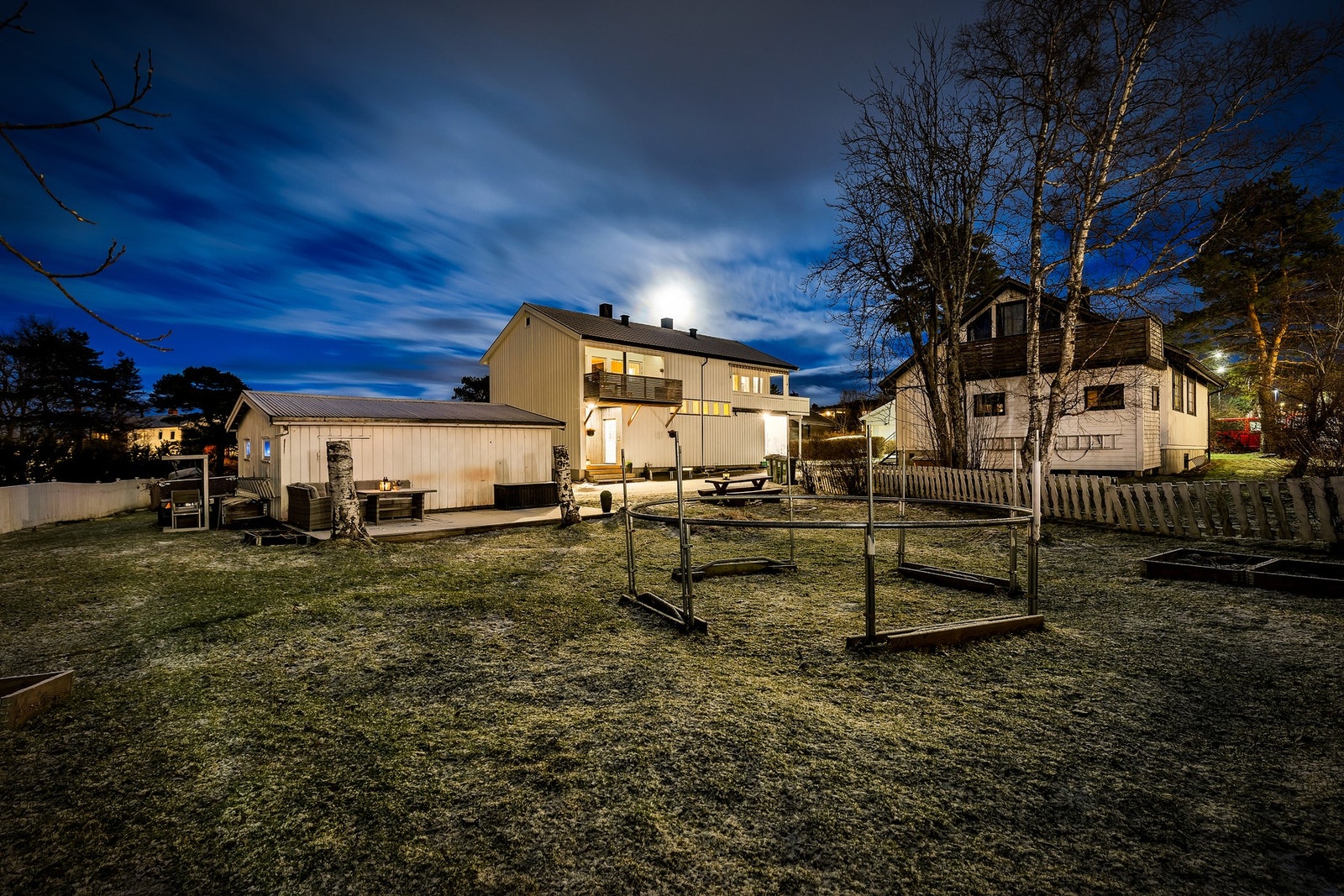 Kveldsbilde. Fasade og vinduer ble malt i 2021. Galleribilde