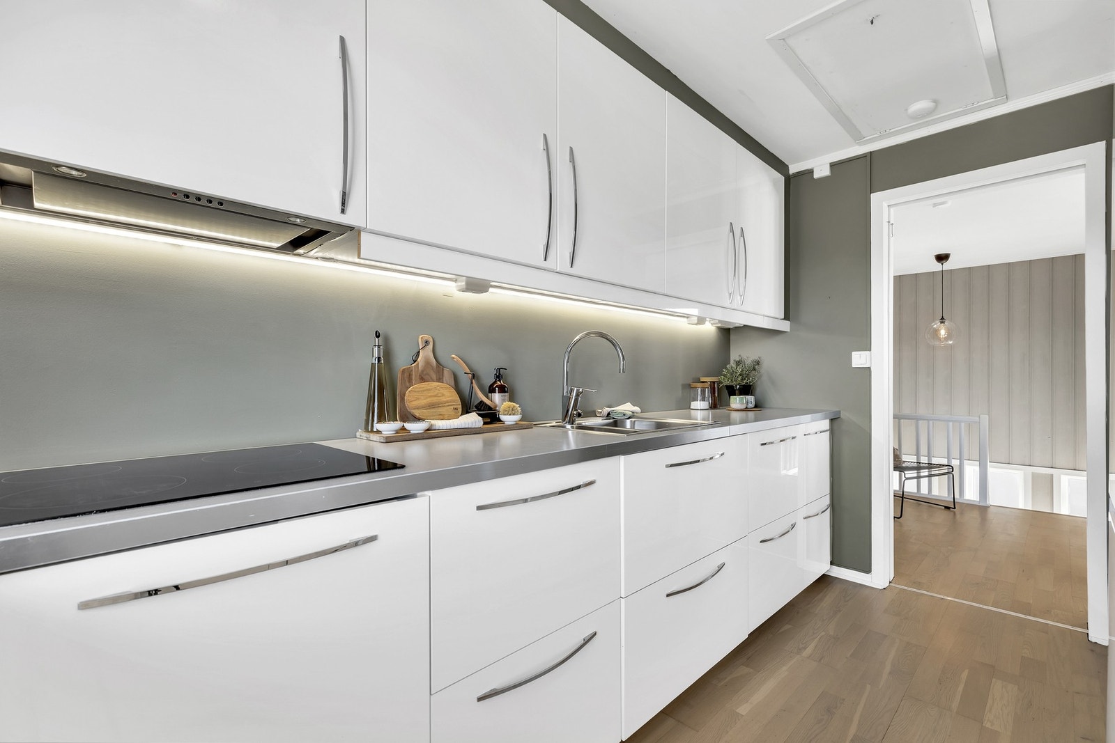 IKEA-kjøkken fra 2013 med mye skap- og benkeplass. Loftsluke. Galleribilde