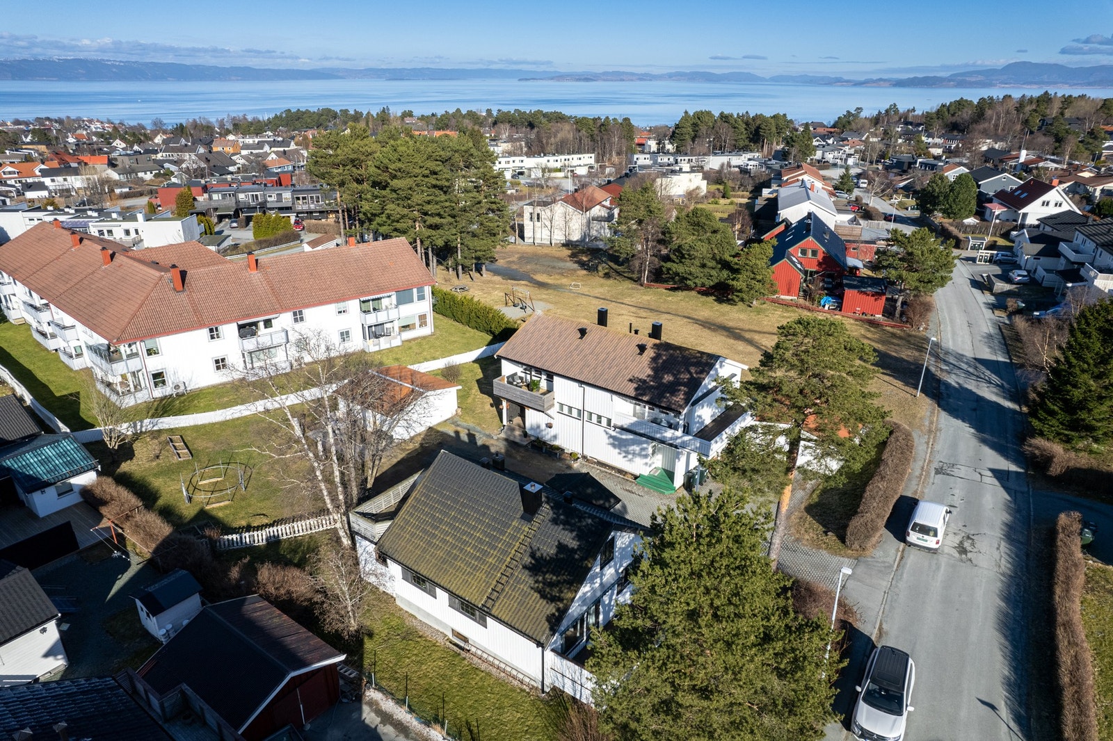 Bak eiendommen grenser man til friområde med liten lekeplass og fotballbane. En herlig grønn lunge å ha som nærmeste nabo. Galleribilde
