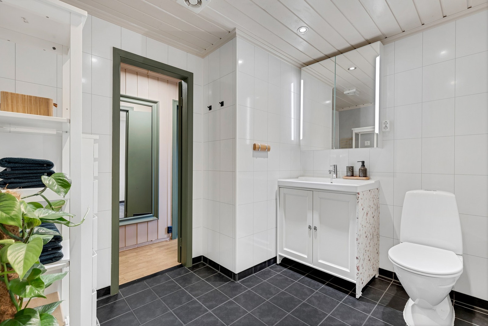 Speilskapet er fra 2023 og termostaten ble byttet i 2020. Badet er romslig med sine 5 kvm. Galleribilde