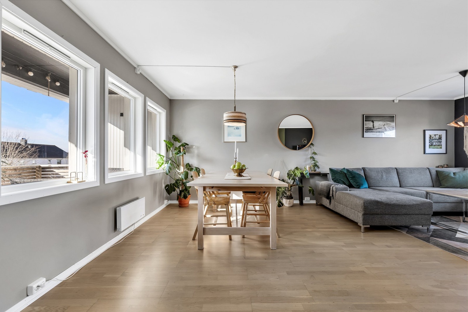 Alle boligens vinduer ble byttet i 2021 (med unntak av kjellervindu, kjøkkenvindu og stort stuevindu). Galleribilde