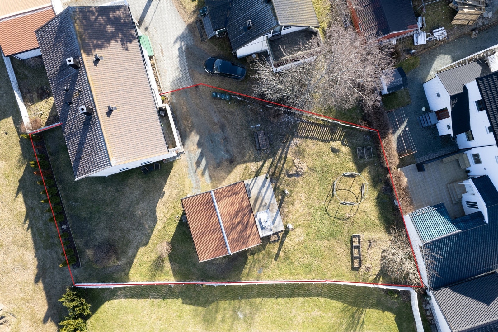 Ca. omriss av tomten som er på hele 775 kvm og har et stort potensiale for annen utnyttelse, f.eks påbygging av eksisterende bolig (søknadspliktig tiltak, det gis ingen garantier). Galleribilde