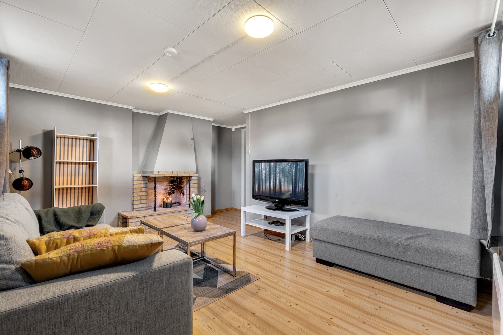 Rom innredet som kjellerstue. Det gjøres oppmerksom på at dette rommet og vaskerom opprinnelig er godkjent som "hobbyrom" og "brenselrom", og ikke er omsøkt til oppholdsrom. Galleribilde