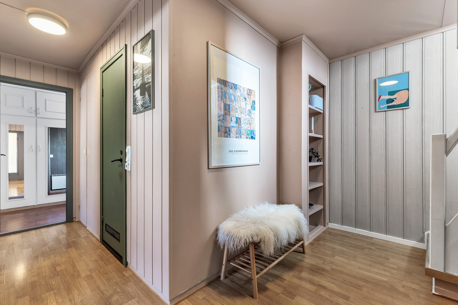 I 1. etasje finner du boligens tre soverom, bad og entré, samt trapp videre ned til kjeller. Galleribilde