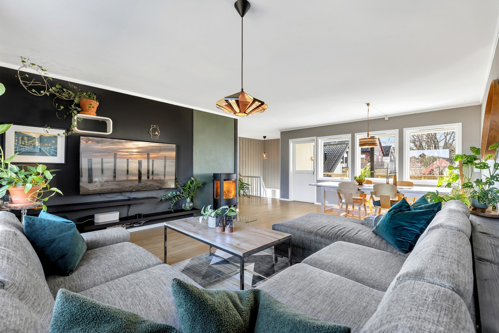 Med store vindusflater på begge sider får man et herlig gjennomlys på stuen. Galleribilde