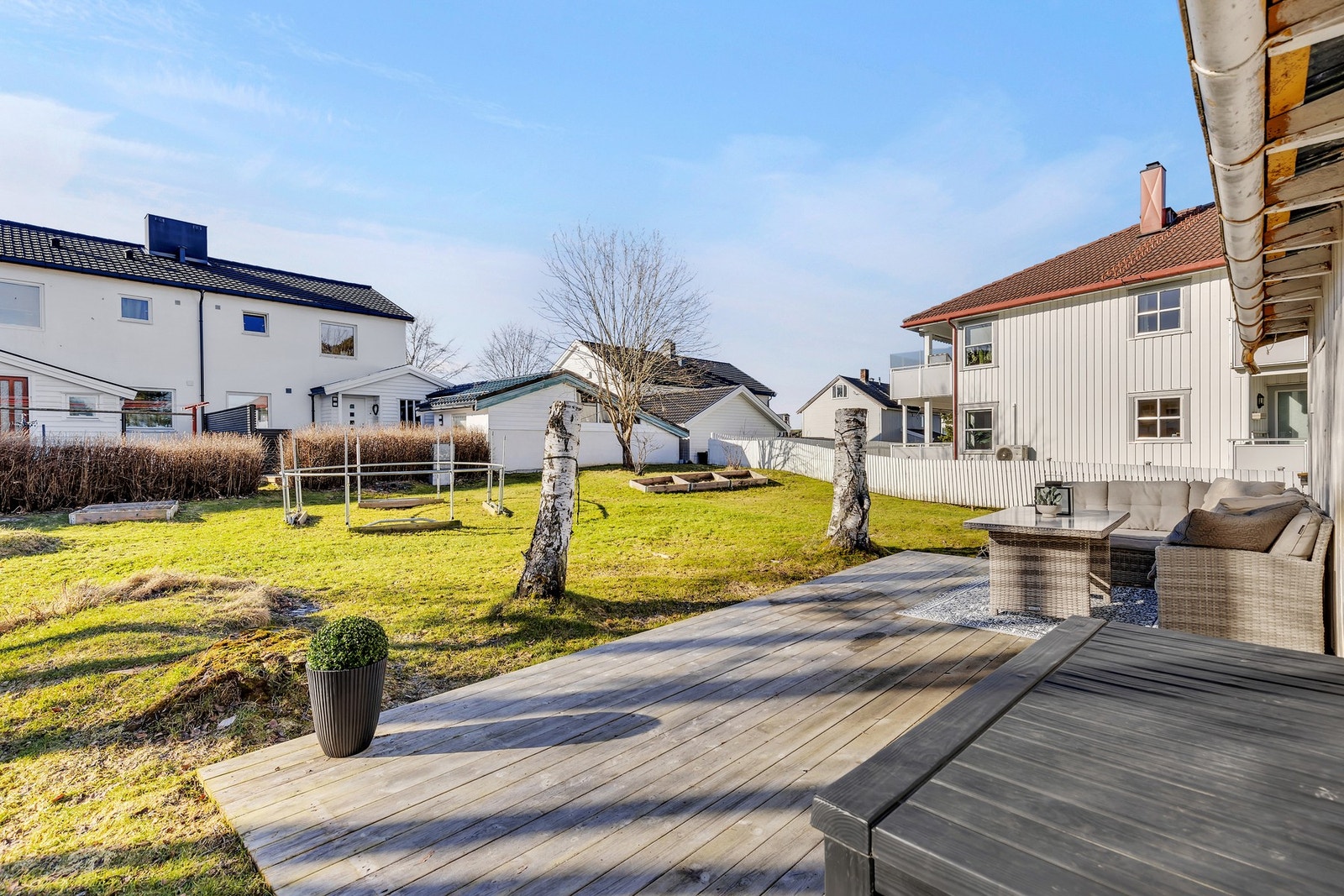 På bortsiden av dobbelgarasjen er det etablert en fin terrasse. Perfekt for grilling! Galleribilde