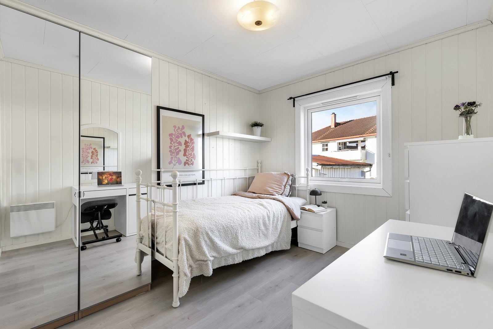 Soverom 1 er på 9 kvm og har god plass til både seng, garderobeløsninger og pult. Galleribilde