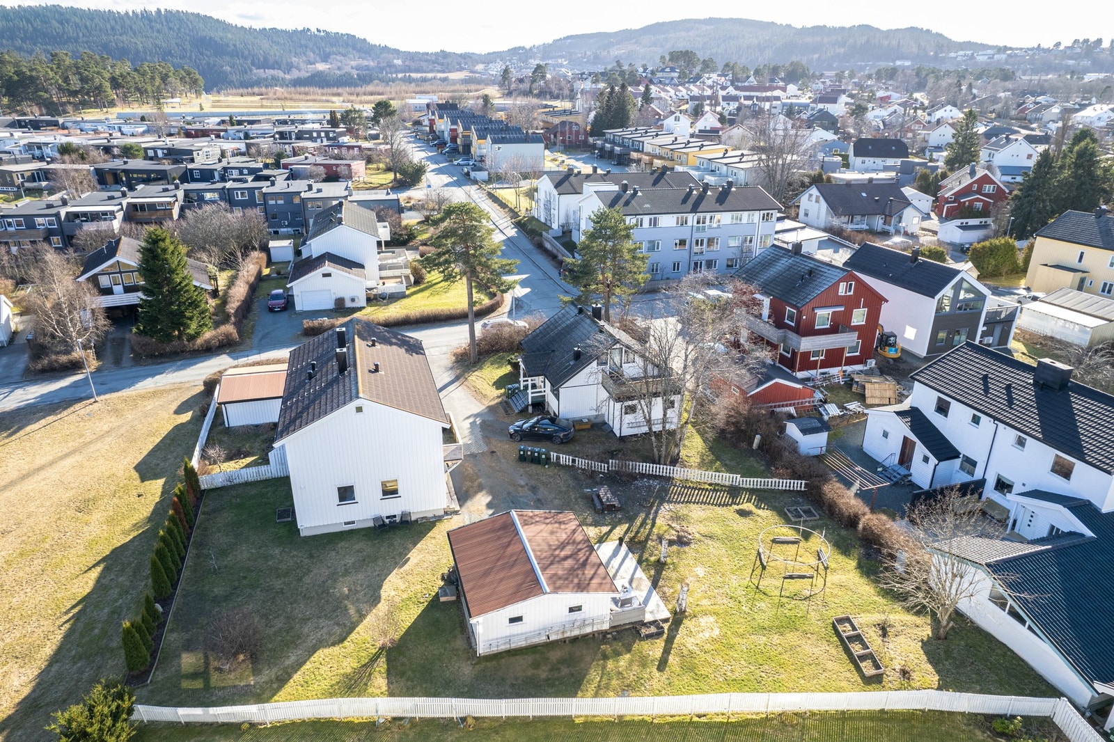 En herlig eiendom med mye plass til lek, trampoline, ballspill og sittegrupper. På sommerstid nyter du solen fra soloppgang til solnedgang. Galleribilde