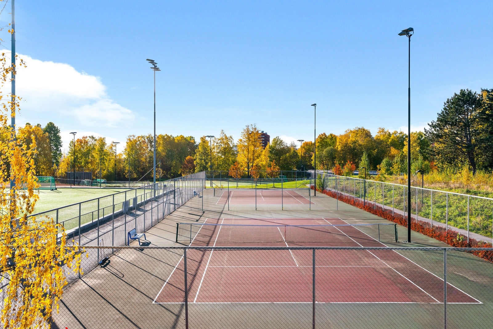 På Veitvet finnes store fotballbaner, tennisbane, sandvolleyballbane, idrettshall, bowlinghall og flotte grøntområder med grillplasser. Galleribilde