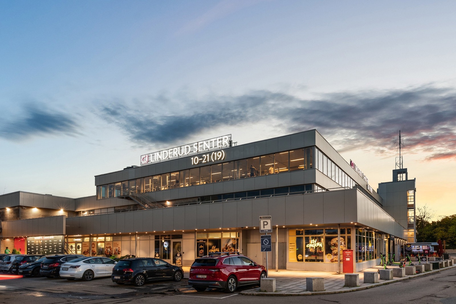 Et ytterligere butikk- og servicetilbud finnes på Linderud senter som ligger innenfor et kvarters gange. Galleribilde