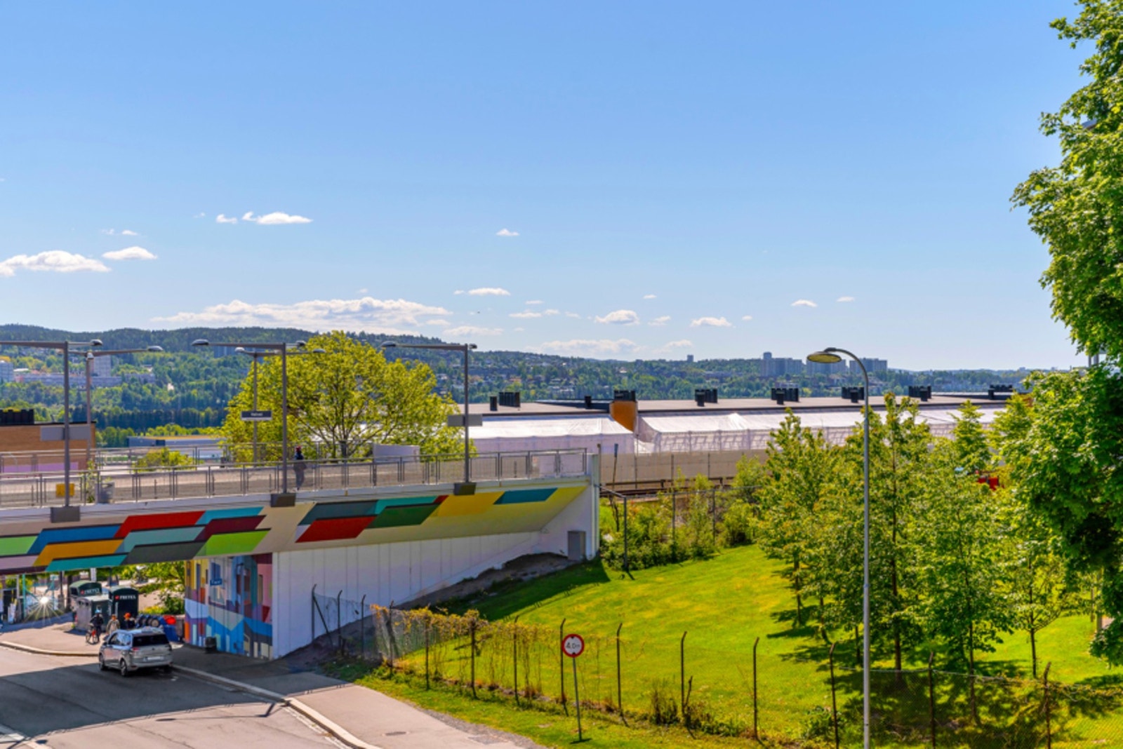 Det er i underkant av fem minutter fra leiligheten og opp til T-banen hvor både linje 4 og 5 har avganger. Galleribilde