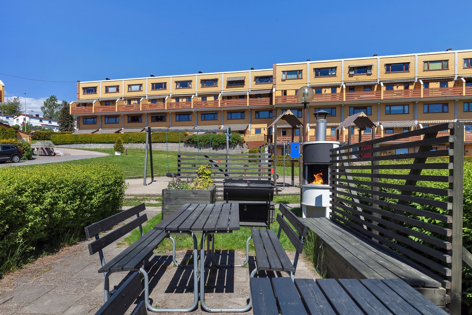 Fellesarealene er pent opparbeidet med plener, beplantning, lekeplass, sittegrupper og grillplass. Galleribilde