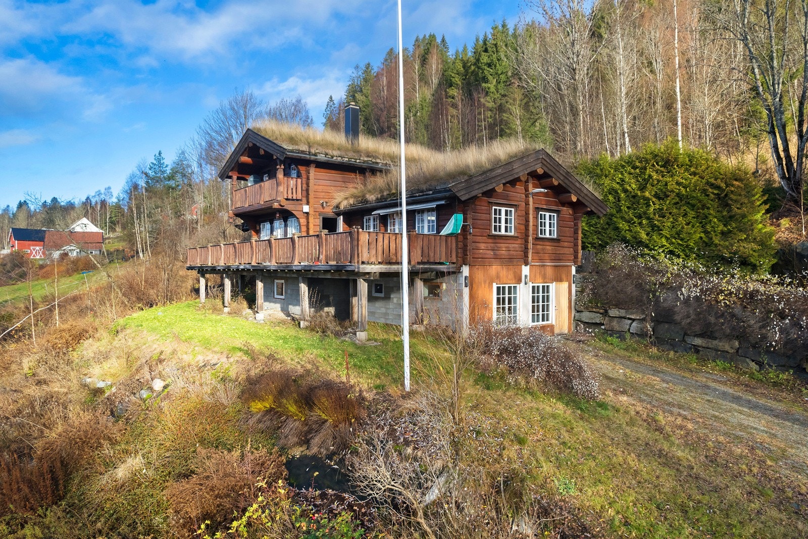 Eiendommen ligger fint plassert i høyden noe som sørger for en fantastisk utsikt. Galleribilde