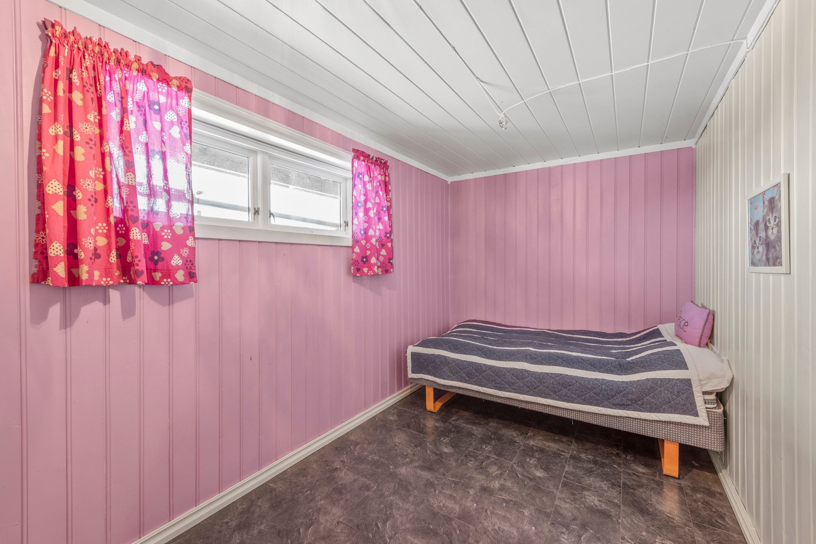 Rommene har god plass til seng med tilhørende nattbord og garderobe. Eier opplyser om at det er satt inn godkjente vinduer iht. kravene om rømningsveier etter bilde ble tatt. Dette er ikke forsøkt søkt om hos kommunen. Galleribilde