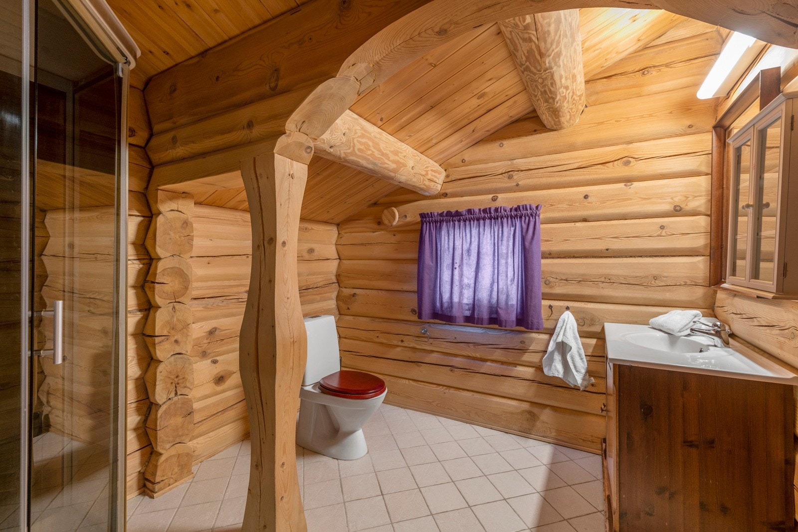 Badet har servantinnredning med skapseksjon, dusj og gulvstående toalett. Galleribilde