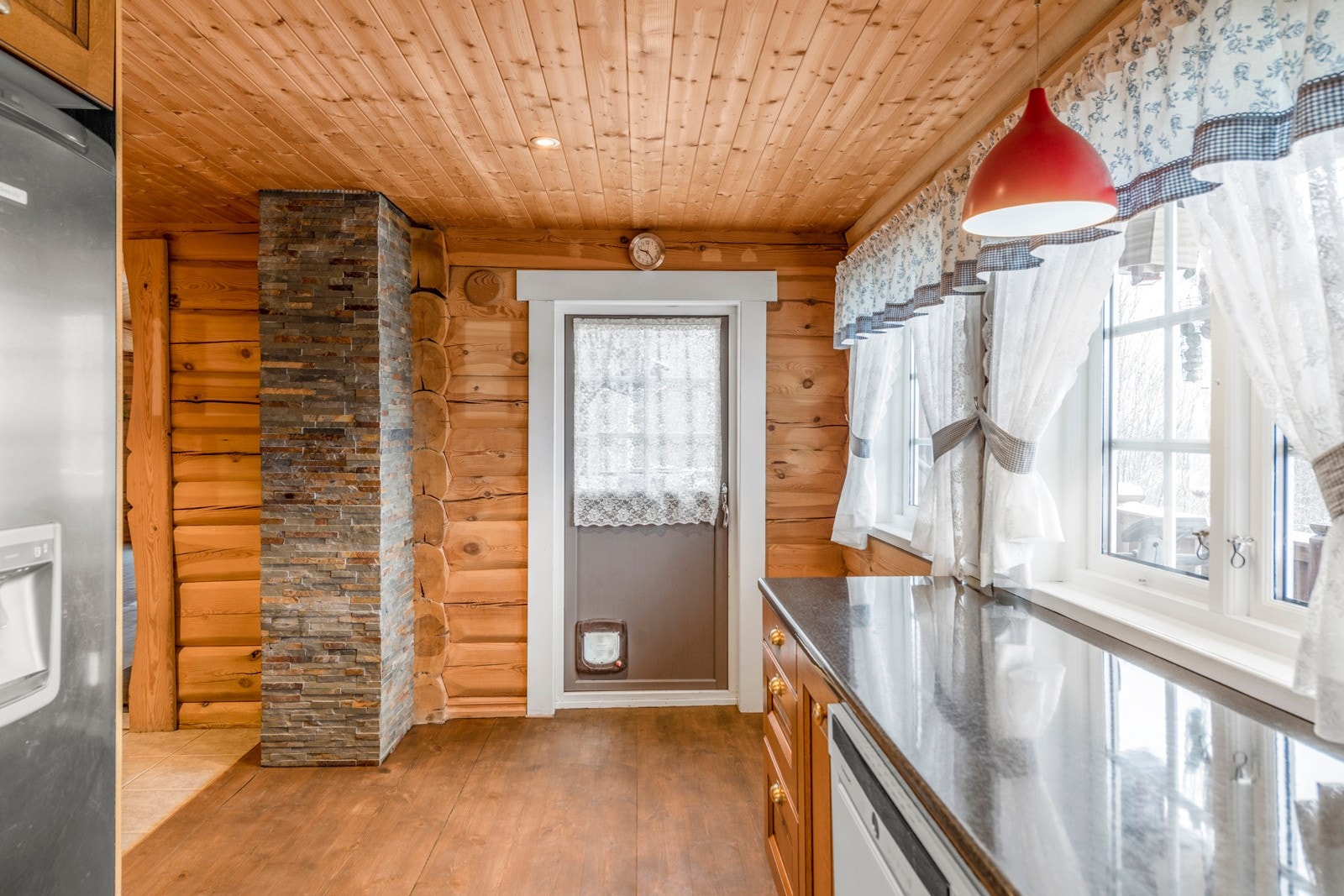 Kjøkkenet har utgang til stor og flott terrasse på 46 kvm. Galleribilde