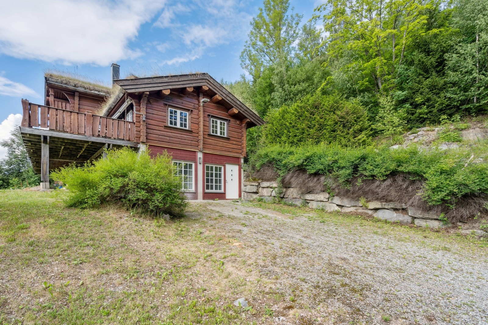 Inngangsparti til kjeller fra egen innkjørsel. Galleribilde