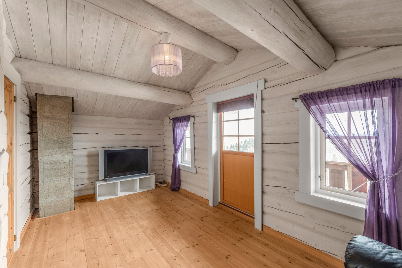 Hyggelig soverom med utgang til balkong på 5 kvm. Galleribilde