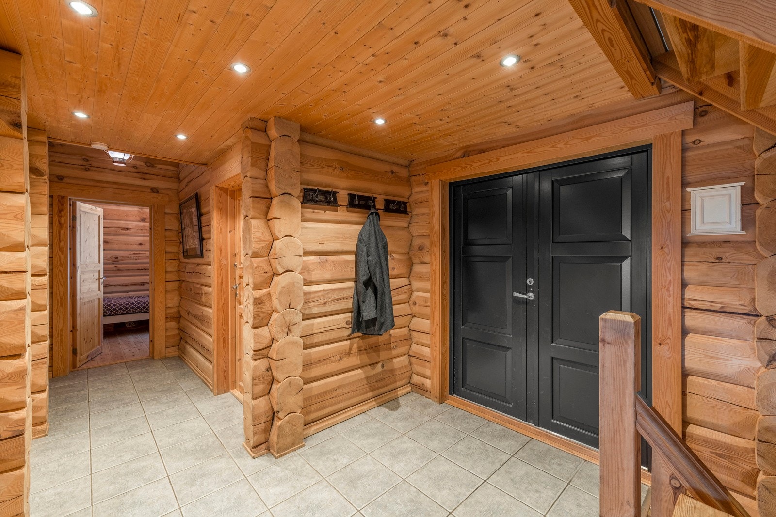 Velkommen inn! Stor hall med fliser og vannbåren varme i gulvet. Galleribilde