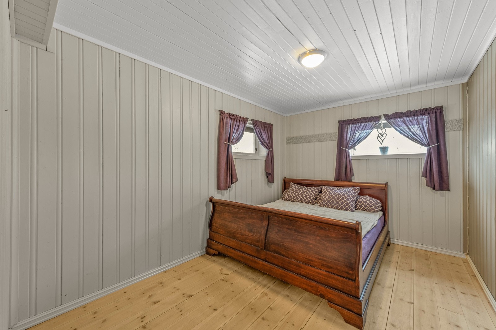 Soverom. Eier opplyser om at det er satt inn godkjente vinduer iht. kravene om godkjente rømningsveier etter bilde ble tatt. Dette er ikke forsøkt søkt om hos kommunen. Galleribilde