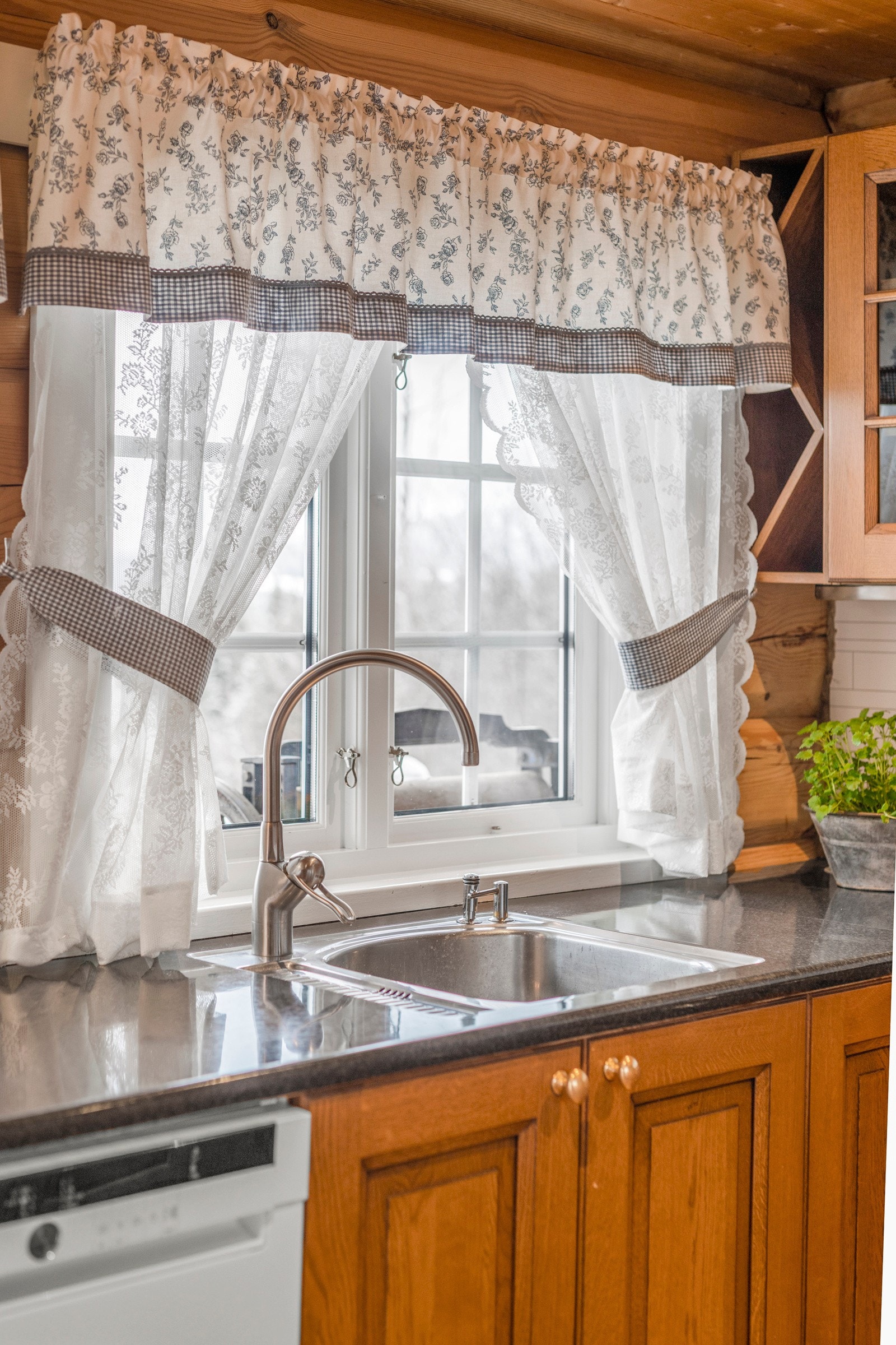 Kitchenboard plater eller tilsvarende på vegg mellom benkeplate og overskap. Lys under overskap. Ventilator over koketopp. Galleribilde