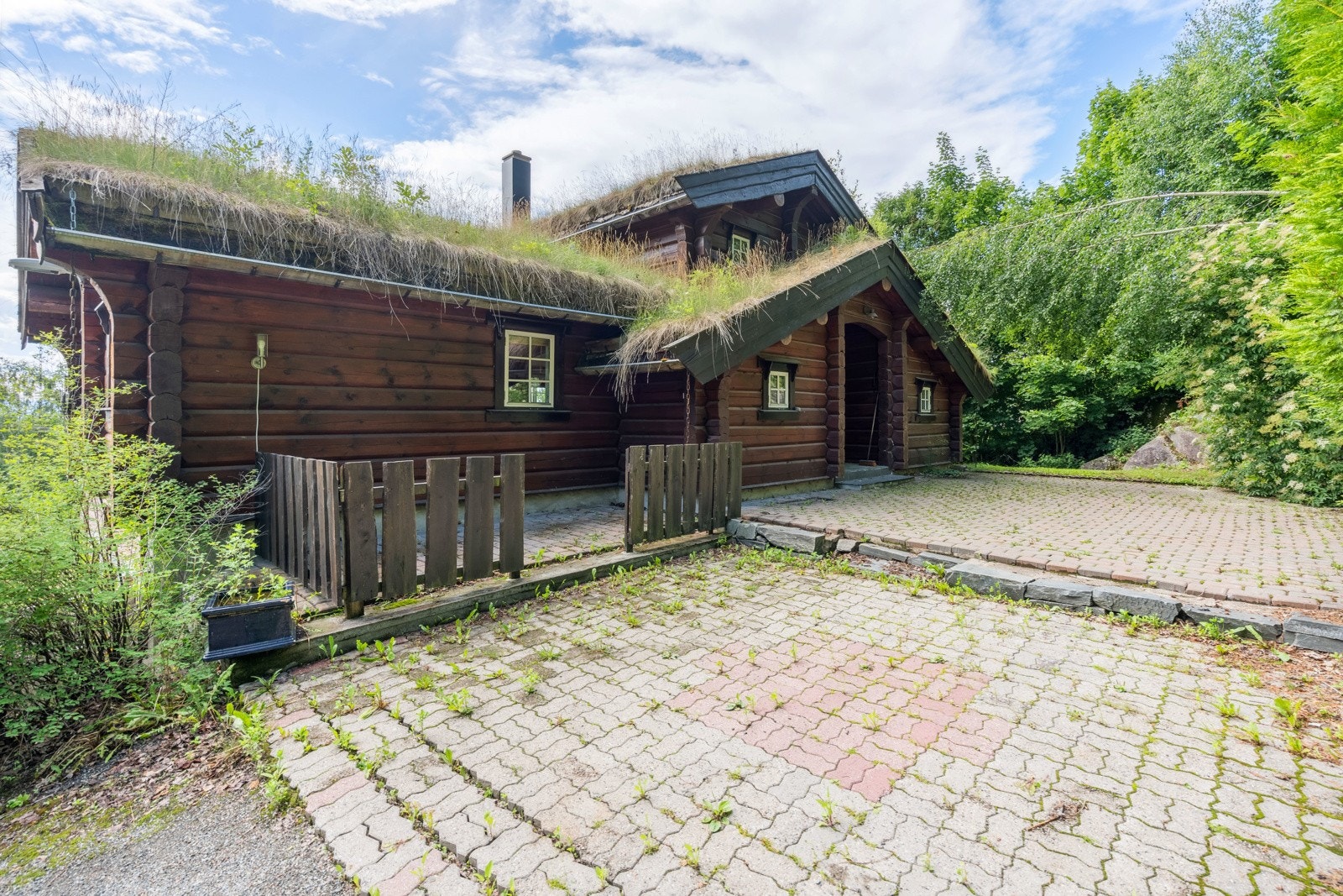 Eiendommen har et flott, opparbeidet inngangsparti. Galleribilde