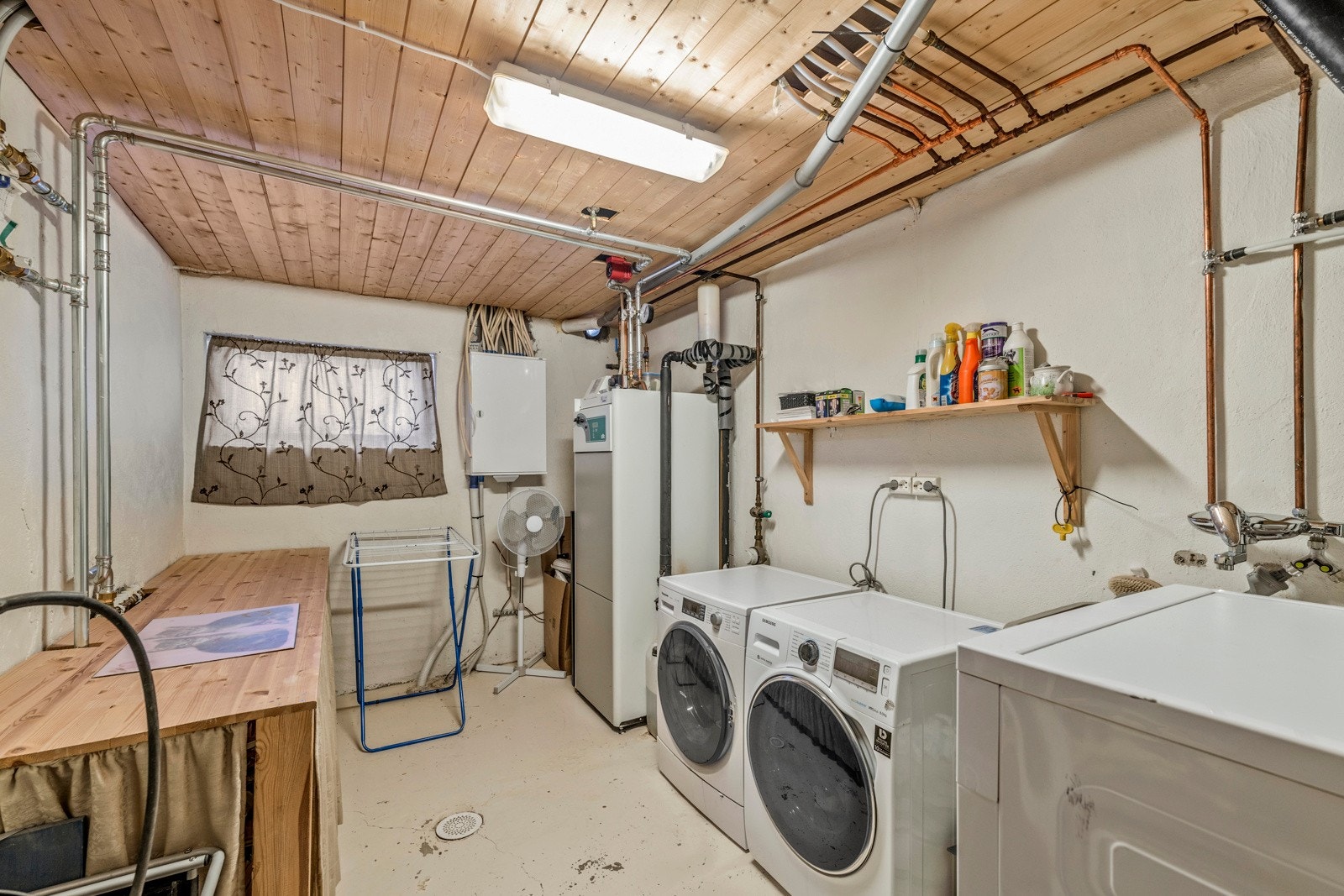 Praktisk og romslig vaskerom i underetasjen. Galleribilde