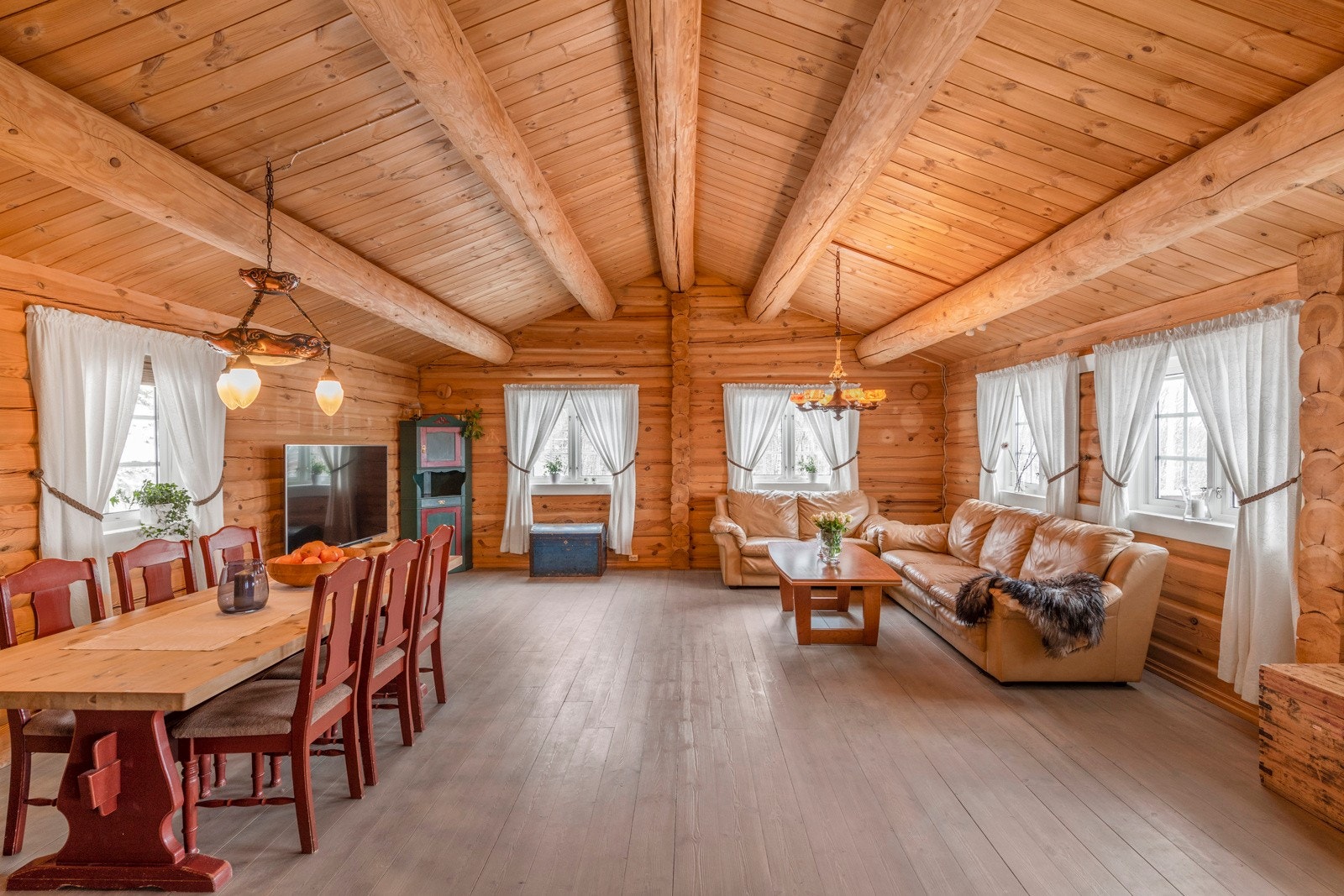 Rommet fremstår som svært romslig og det er god plass til spisestue. Galleribilde