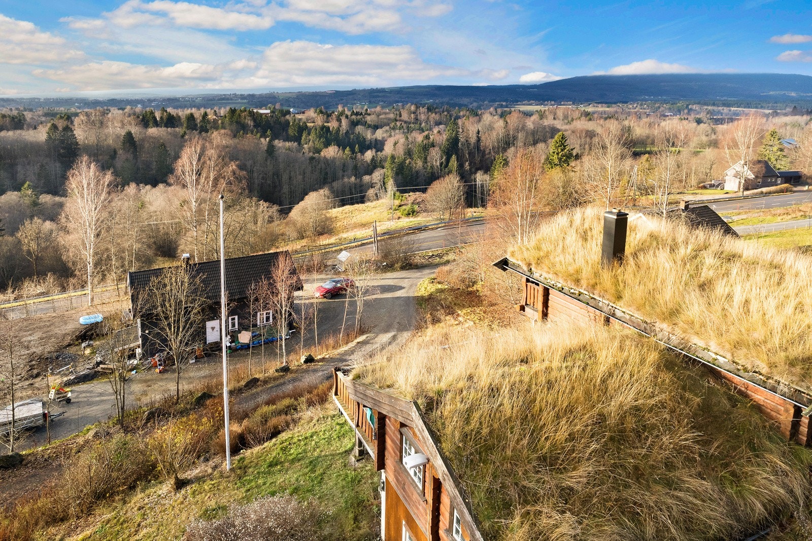 Fra eiendommen er det kort vei til skole, barnehage, offentlig transport og ulike servicetilbud. Galleribilde