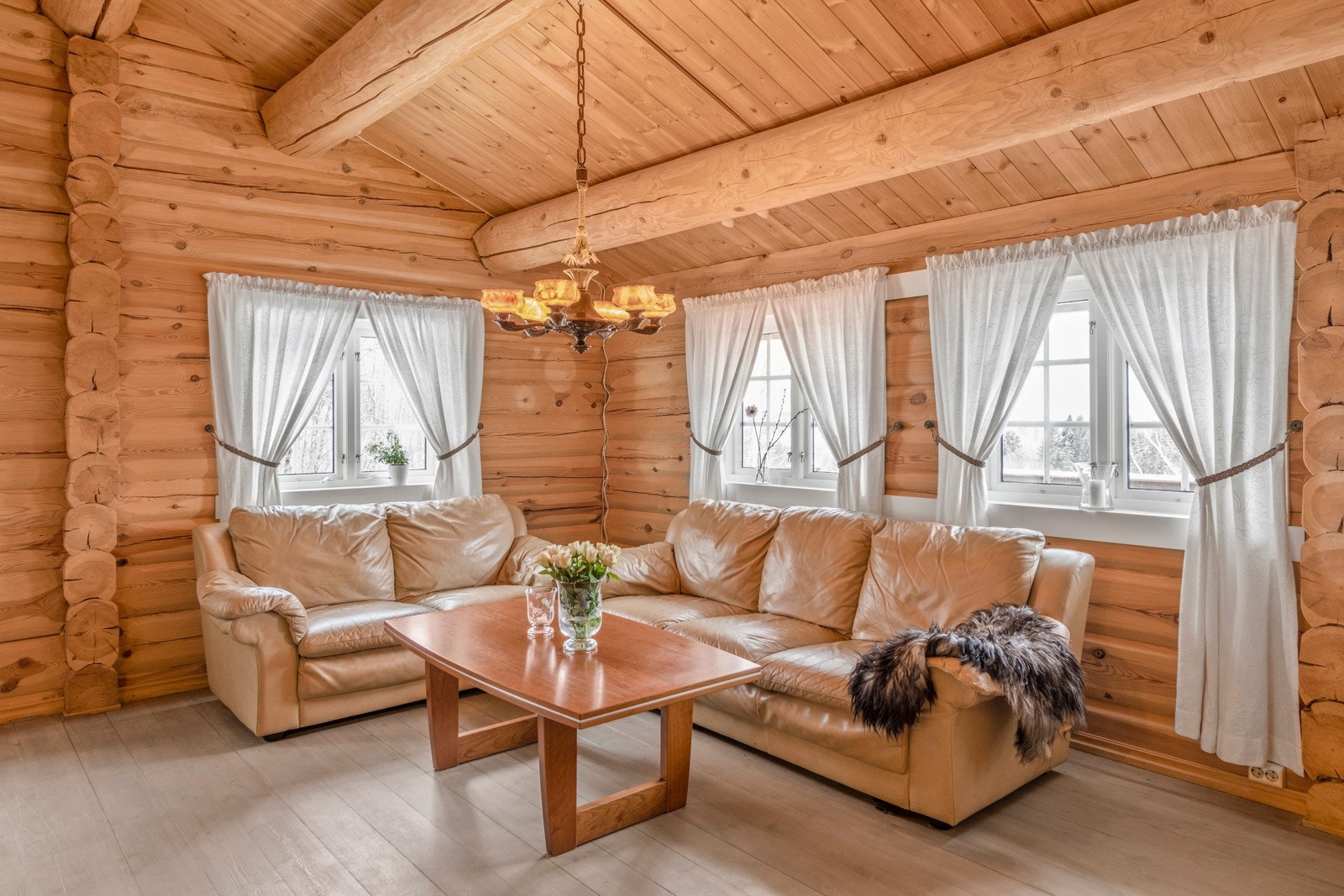 Pen stue med tømmervegger og god takhøyde. Galleribilde