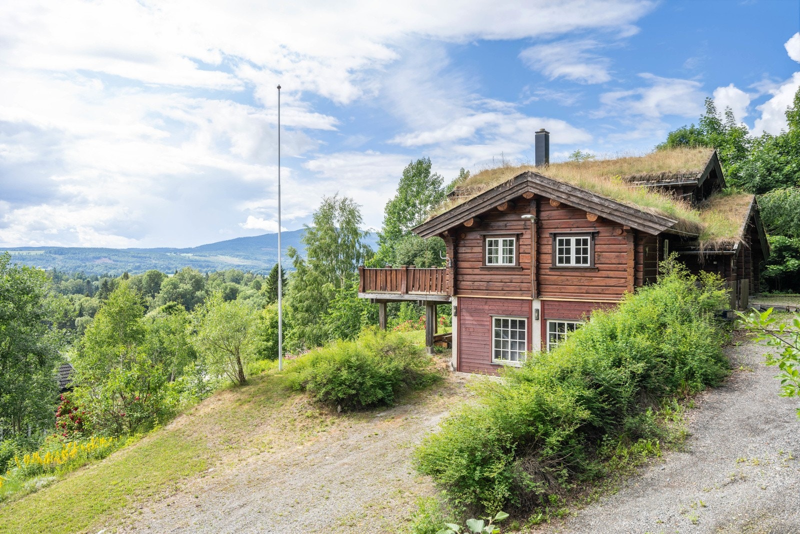 Det er parkering på egen gårdsplass. Tidligere garasje som nå er innredet som stue. Denne er det mulig å tilbakestille til garasje. Galleribilde
