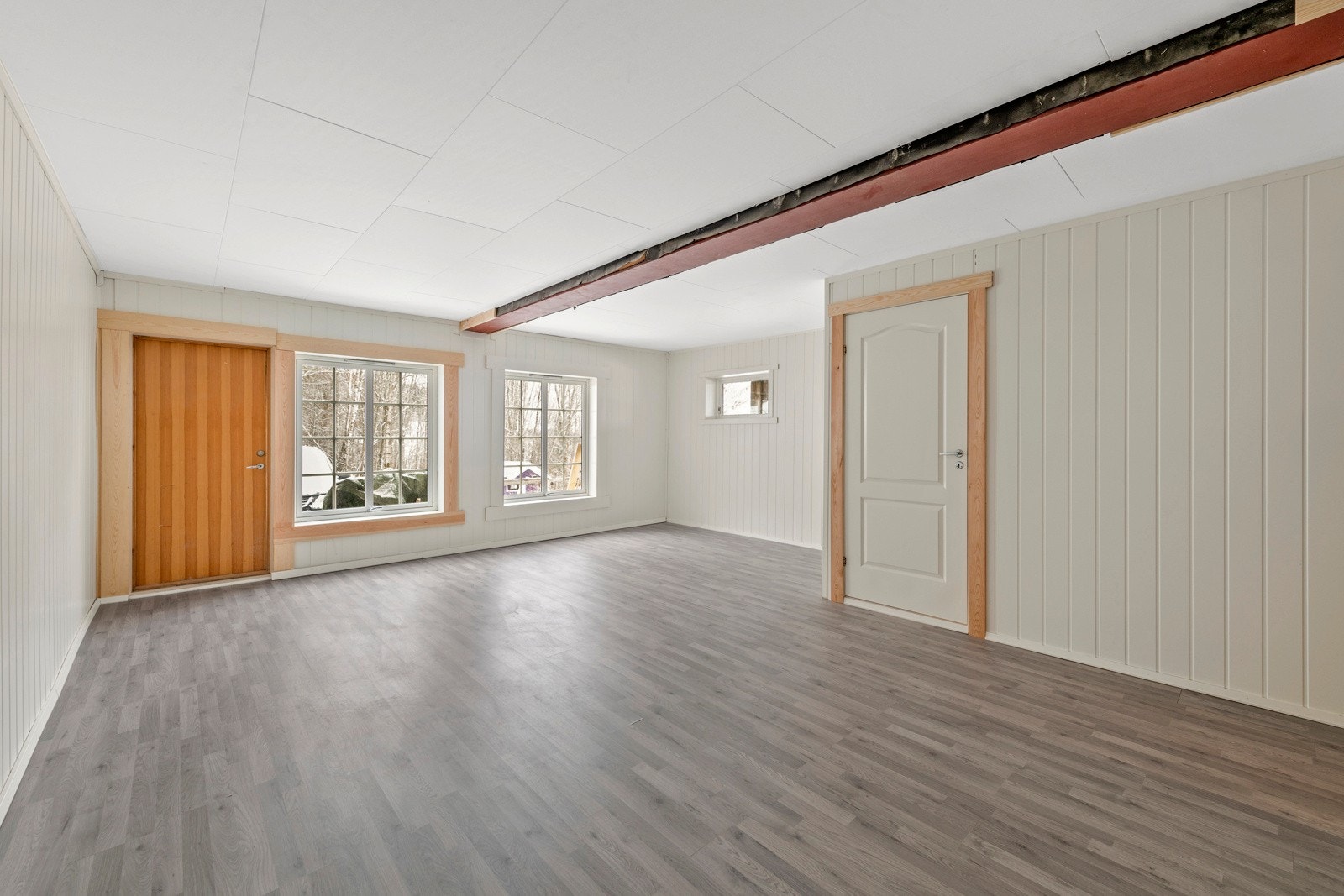 Stue i underetasje. Det er også innredet kjøkken her i dag. Rommet har tidligere vært garasje. Galleribilde