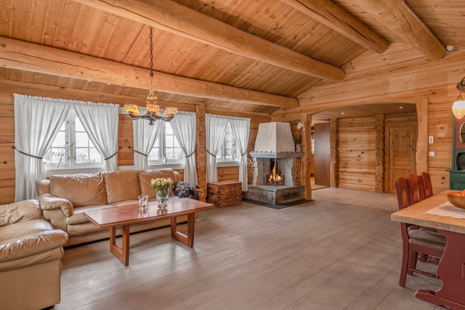 Hyggelig stue med god plass til sofagruppe med tilhørende bord og TV med benk. Galleribilde