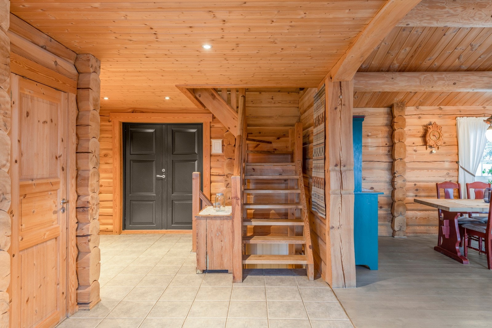 Entrè med plass til knotter og knagger for oppheng av yttertøy og skohylle. Galleribilde