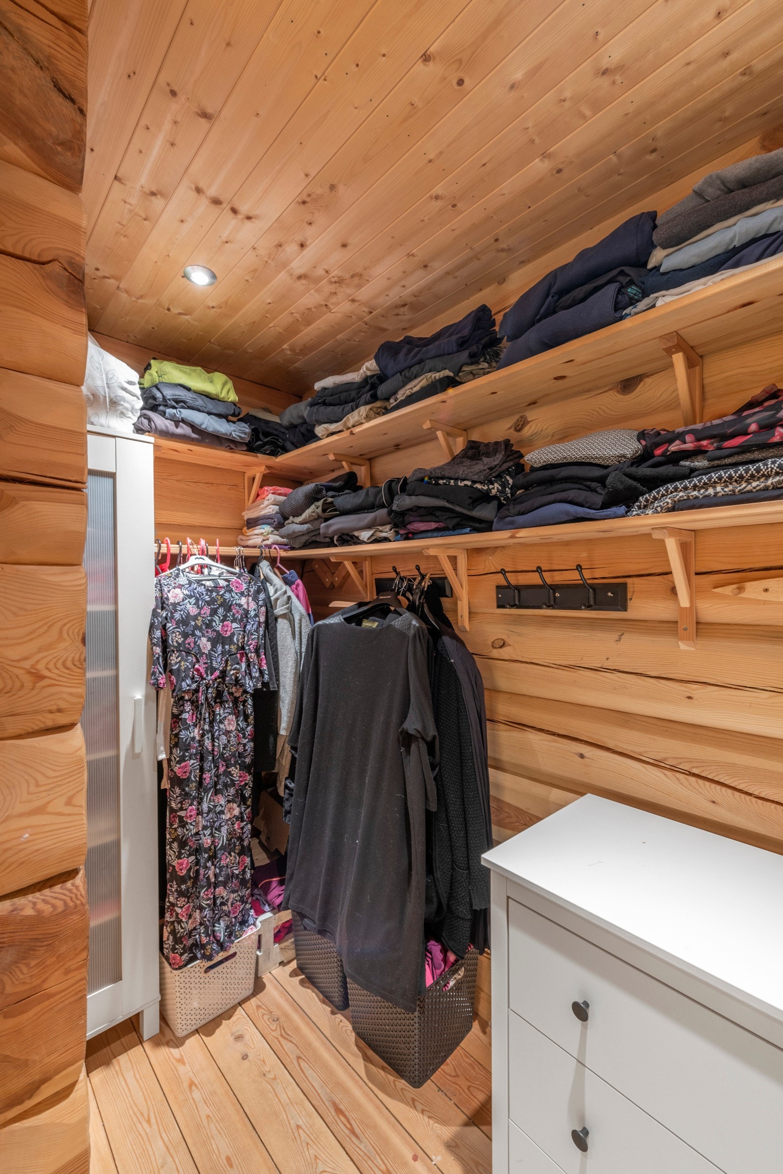 Garderobe i tilknytning til hallen med god plass til oppbevaring. Galleribilde